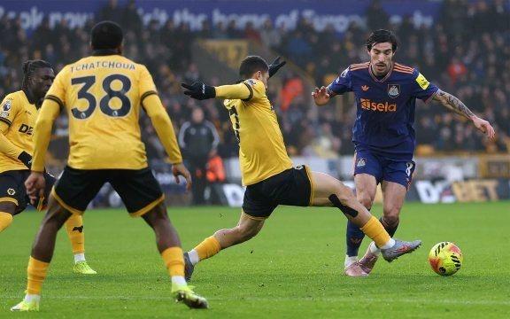 放“葬礼中场”控球纽卡不进球