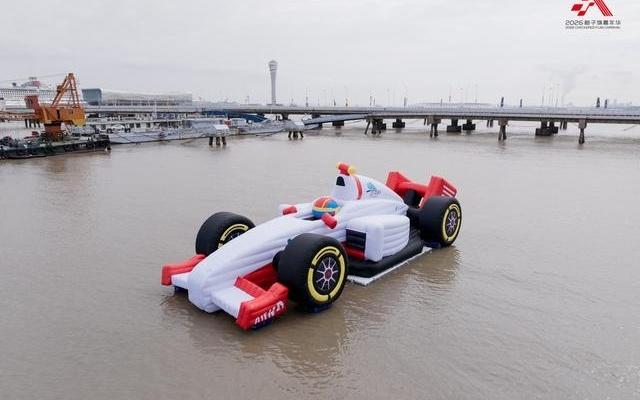 从《飞驰人生》到飞驰人生：2026格子旗嘉年华启幕经典F1战车亮相西岸