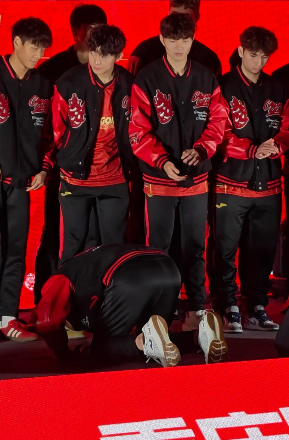 率重庆冲超！66岁韩国名帅庆典磕头跪谢球员，名记质疑：大可不必