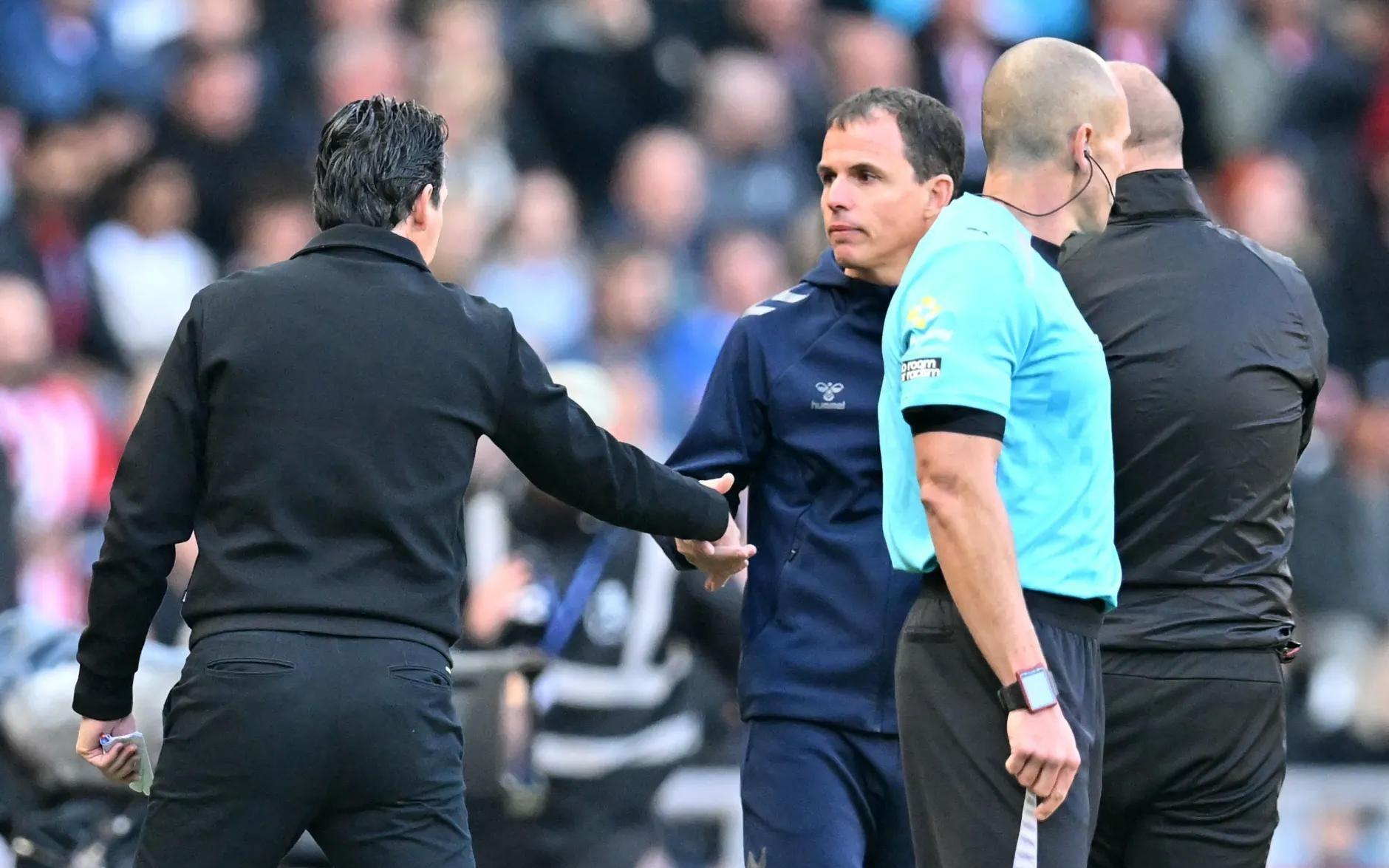 埃梅里在比赛结束前就和对手主帅握手并离场，引发球迷担忧