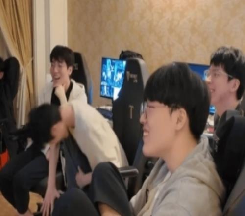 在研究对手吗AL发布的复盘花絮背后电脑屏幕播放T1打CFO的比赛