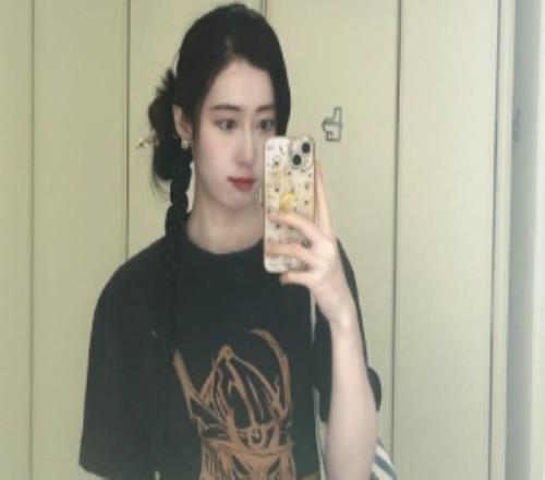 主持人张小薇晒照：遇见你喜欢的手办了吗