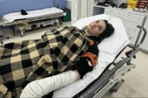 看着都疼国外女主播徒手抓坠落武士刀被割手筋