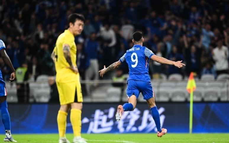 成都蓉城掉队，中超争冠只剩上海双雄