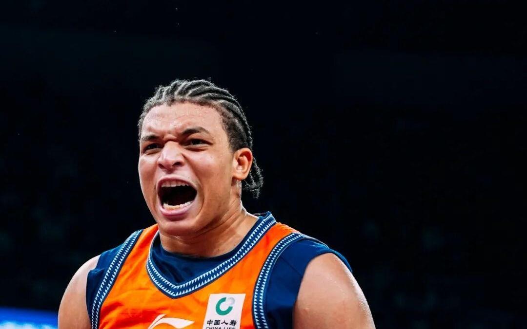 赛季刚开始，上海男篮就遇到了麻烦