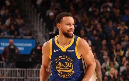 制胜球价值千金！37岁库里又成勇士定海神针轰31+7+7击退扬尼斯