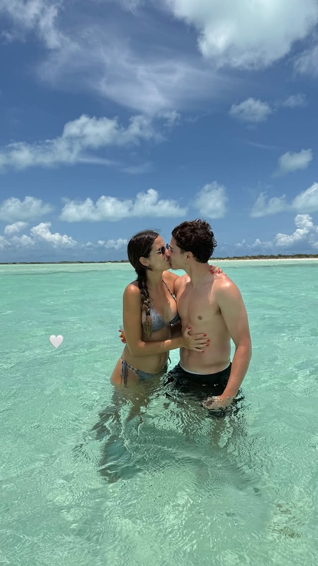 排解马竞世俱杯出局之痛！阿尔瓦雷斯和女友拥吻，开启度假时光