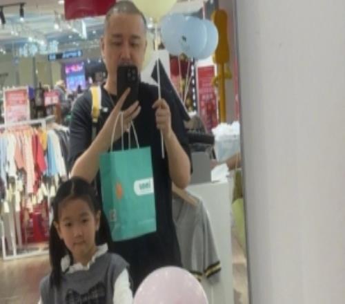 Dys笑笑：这一年陪孩子陪爸妈养身体减到68了S赛期间全程陪伴！