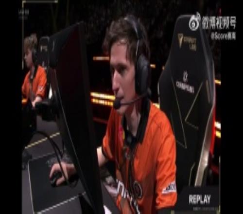 打比赛呢严肃点！FNC指挥Boaster赢下一小局后开唱LegendsNeverDie