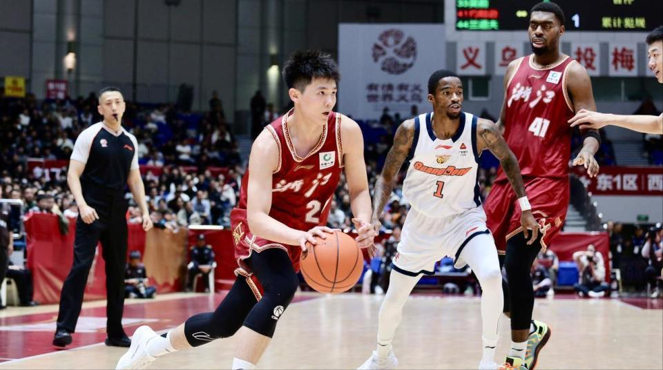 太强了！18岁小将力挽狂澜，末节3记三分，球迷：没你丁伟要下课