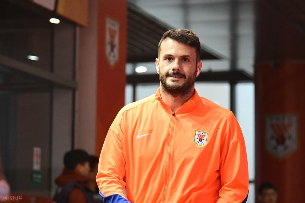 瓦科签字了！2+1合同+秘密商务包，泰山队破解中超限薪困局