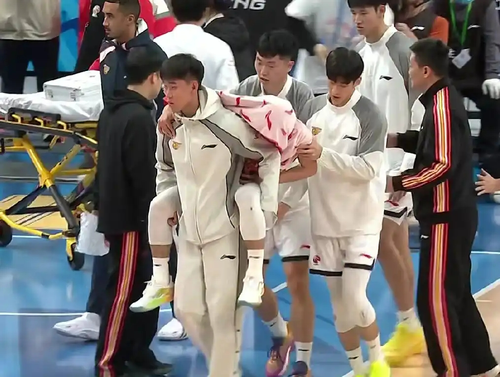 惨烈！萨姆纳23分，其余球员8分+21中1，徐杰伤退，广东队难了