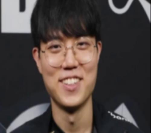 Cuzz选手二选一：BinBrokenbladeCapsKnight