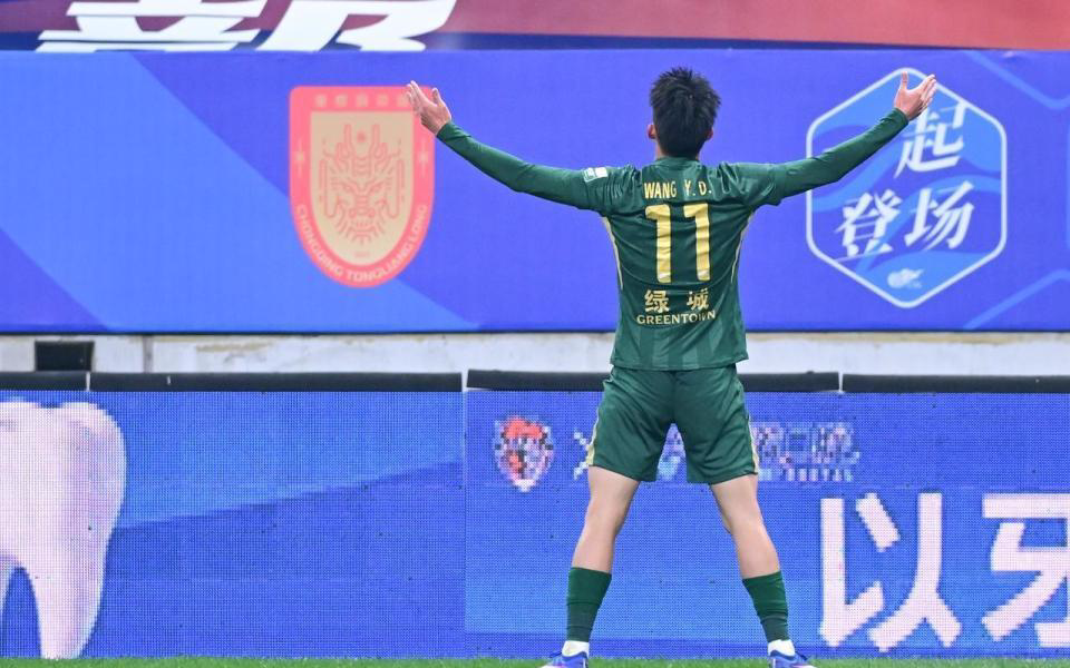 争议！19岁国足红星拒采访球迷辩解：他受伤+被青岛球迷骂了整场