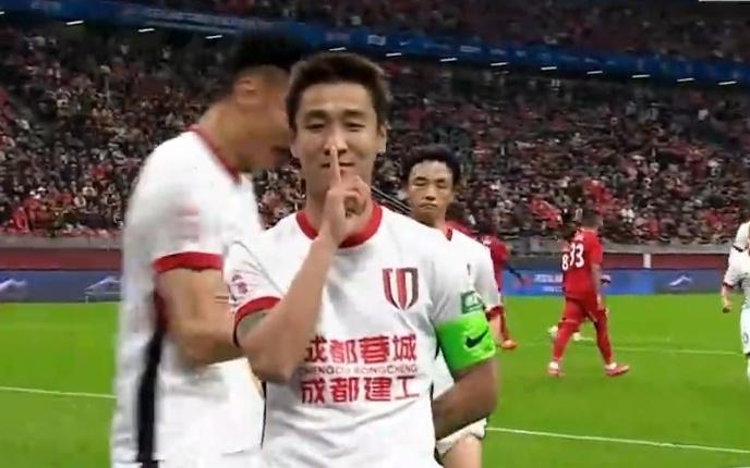 川渝德比17年首球！韦世豪点球破门，破