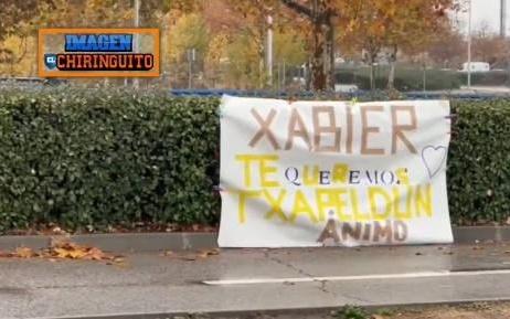 球迷在训练基地拉横幅支持阿隆索：我