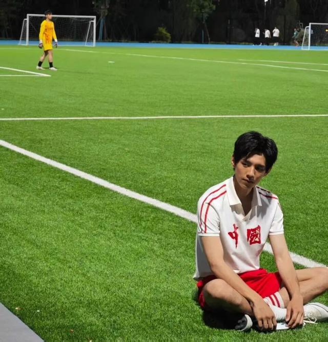 前中超门将王年将成转型当短剧演员