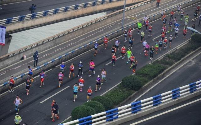 重庆马拉松通报离世选手情况，为何悲剧常发生在跑马终点前后