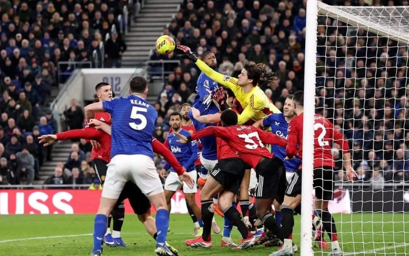 TA：无惧埃弗顿的WWE式角球混战，拉门斯是曼联的定海神针