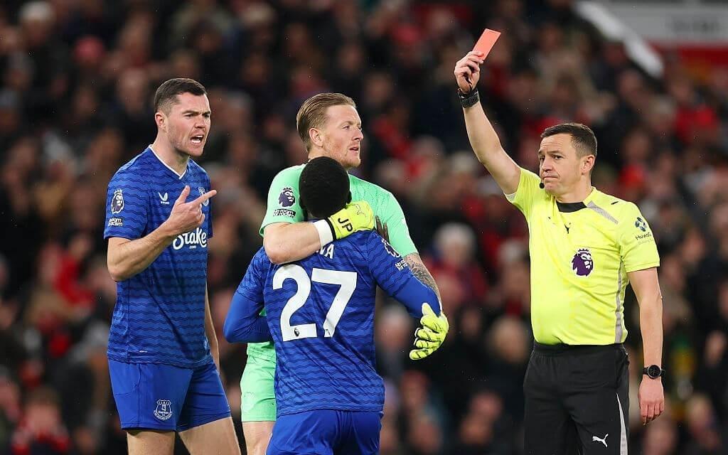 TA：曼联没能利用人数优势，他们看起来