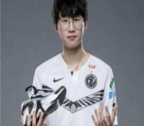 Ning王看BLG战胜VKS：握手啊干嘛呢Tian：看起来年龄小被打蒙了