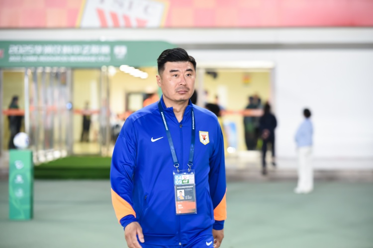 鲁媒：韩鹏此番是两头挑，负责泰山队日常同时也需兼顾B队踢中乙