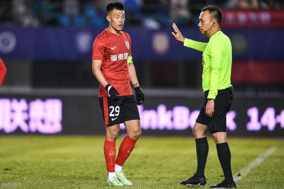 即将降级！37岁国足名将采访道歉+快哭了压哨进球被吹无缘创纪录