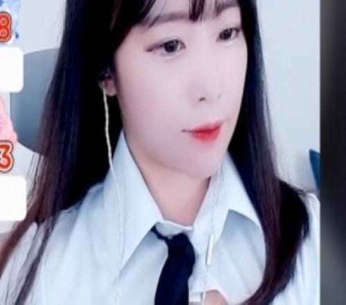 40岁了还这么敬业！Dva原型女帝ToSsGirL近期直播LOL时不时擦边搞热度