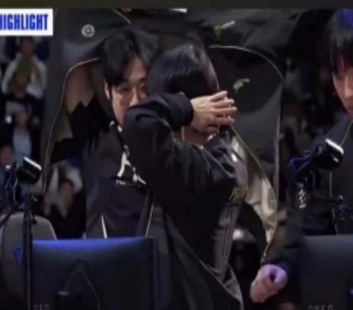 HLE被淘汰后zeus和peanut交流随后宙斯捏了捏的肩膀