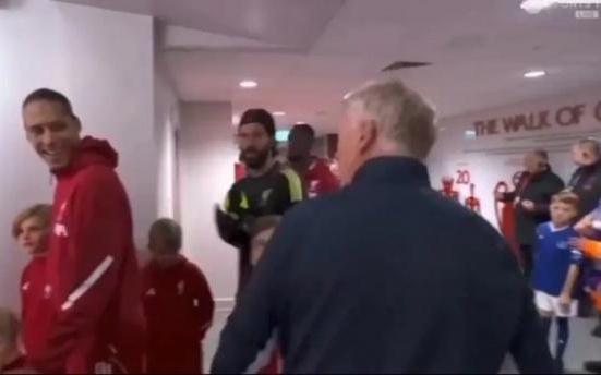 英媒：莫耶斯赛前就与主裁判发生激烈交谈，范迪克在一旁大笑