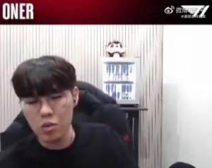 Oner：我和队员们一起的时候，还有跟Keria一起吃饭的时候基本都不穿衣服