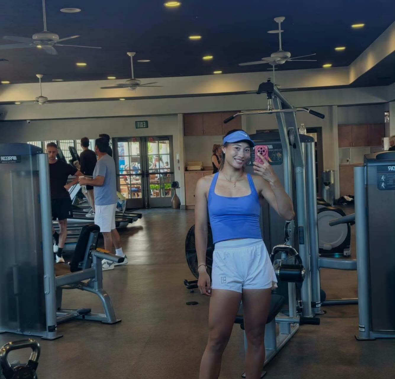 郑钦文晒照新教练技改，外媒称其剑指法网阳光双赛成绩是合作关键