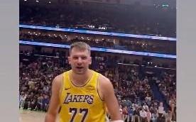 球迷骂东契奇是垃圾，后者命中高难度三分后回喷：你xx说啥呢