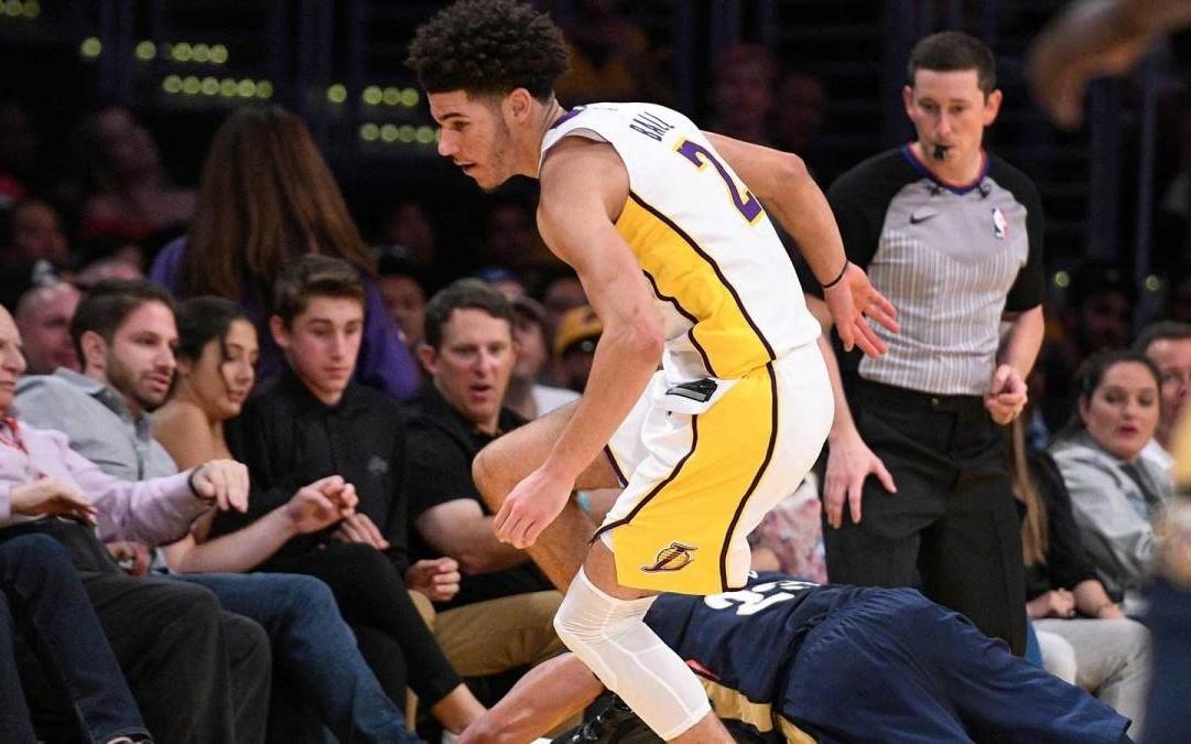 朗佐鲍尔声称湖人队在赢得总冠军之前，就不应交易得到戴维斯