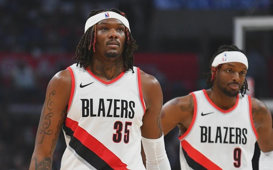 惊魂一幕！后脑勺撞膝，杨瀚森险些受伤，幸无大碍啊！