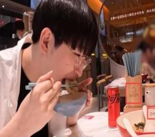 GEN也干了！GEN发布花絮Duro探店小杨生煎此前Bwipo场间食用遭让二最三