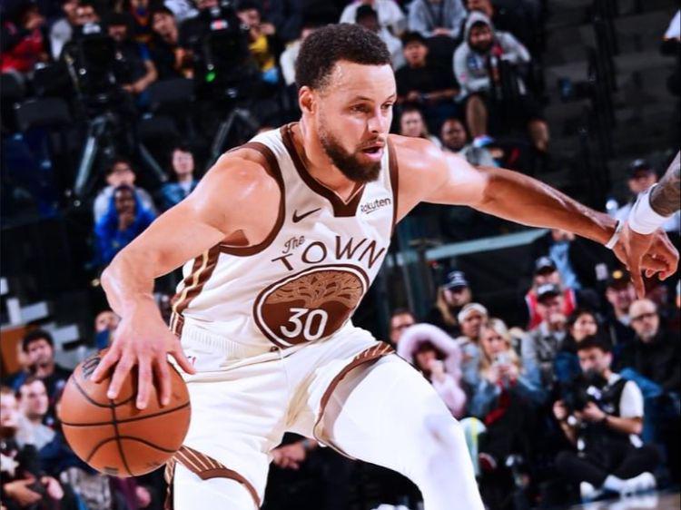 勇士大胜！库里27+10替补出奇兵，威少13分+恶犯，巴特勒首发第一