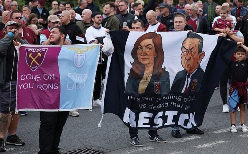 邮报：西汉姆对阵水晶宫赛前，大批球迷