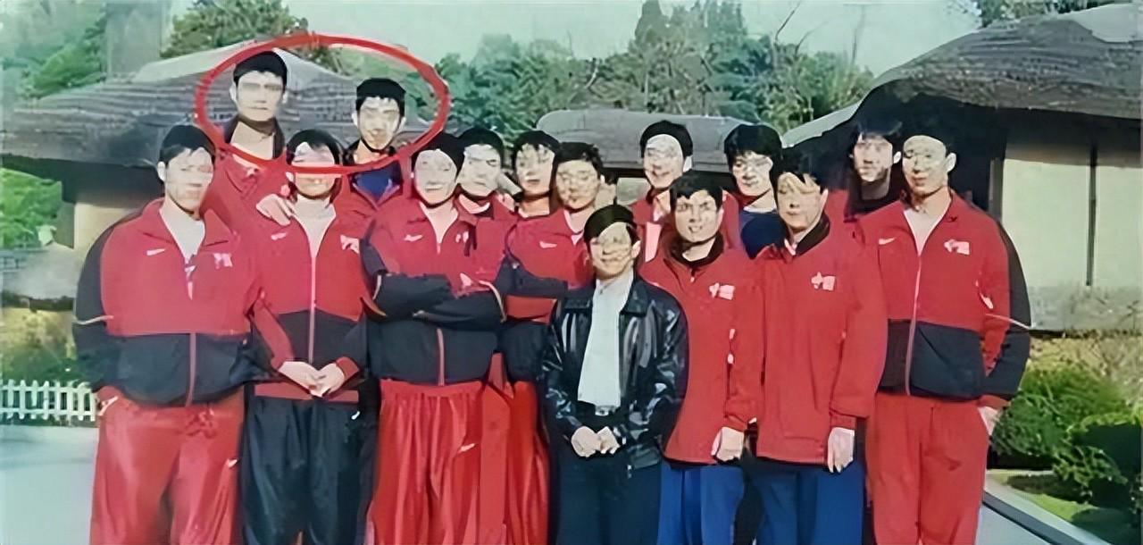 他是姚明前队友，因伤病缺钱治疗，瘫痪在床，靠70岁母亲拾荒生活