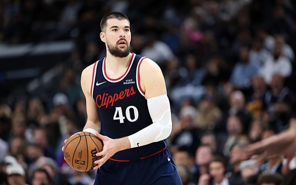 复出后的状态一塌糊涂，快船内线支柱的表现令人有些担心