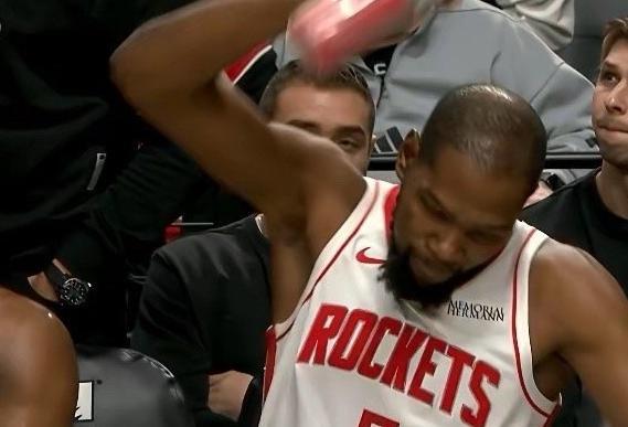 杜兰特被气到砸水瓶！罕见暴怒的背后是火箭跌出争冠行列！