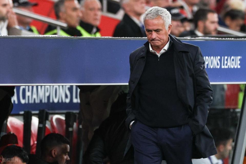 轰21脚输01！4连败后62岁穆帅破防再喷裁判：丑陋纵容药厂不道德