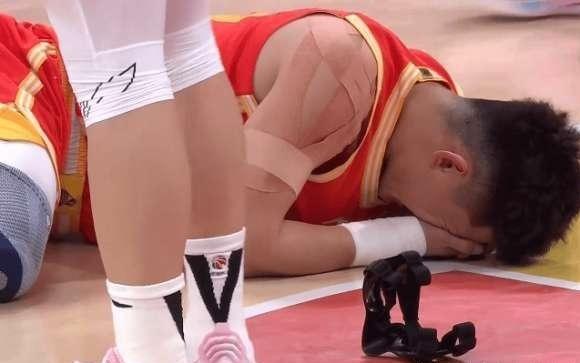 不惯毛病！手指裁判吃T，下一回合又倒地不起，裁判理都懒得理他