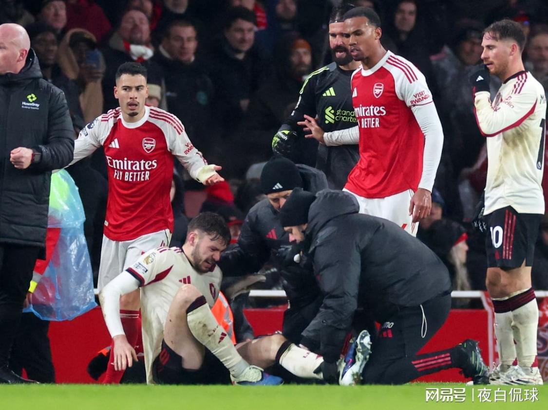 马丁内利向重伤球员扔球并拖拽！内维尔：利物浦没揍他算好的