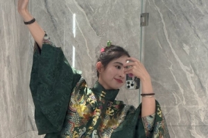 B站主持小霜晒照：云锦汉服太美了红绿配色超级大气高贵