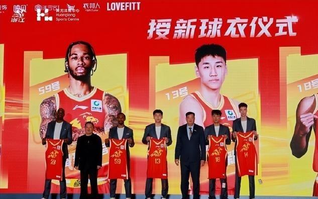 媒体人：山西男篮登上前往杭州的飞机，参加12日举行新赛季揭幕战