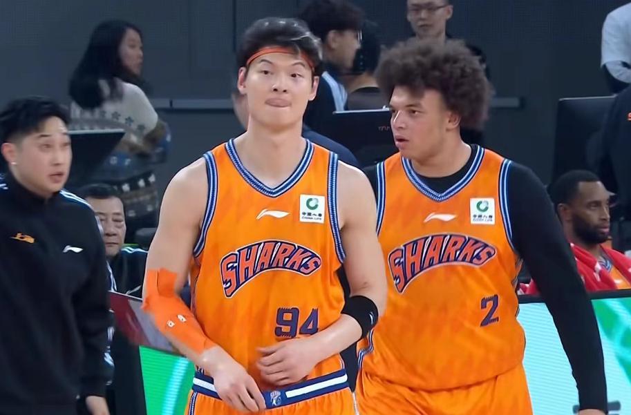 上海22分大胜卫冕冠军，李弘权18+8洛夫顿18+7+6，胡金秋空砍22分