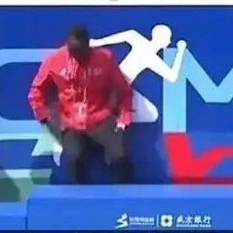 沈阳马拉松冠军颁奖台上晕倒，组委会回应