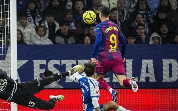 世体：尽管知道需合理分配体能，但莱万不会放弃争夺中锋位置