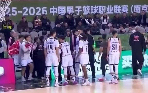 邱彪被罚下却帮山东队打破客场不胜魔咒，南京同曦辜负了裁判美意